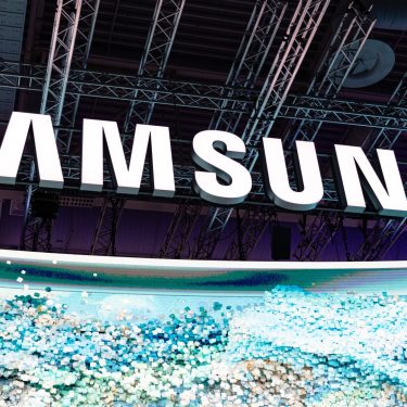 Das Logo von Samsung ist auf der IFA-Messe an der Decke zu sehen.