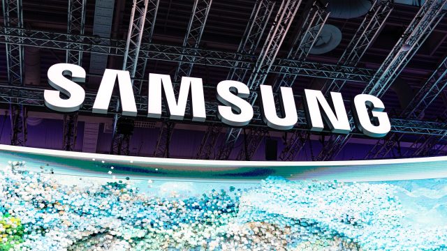 Das Logo von Samsung ist auf der IFA-Messe an der Decke zu sehen.