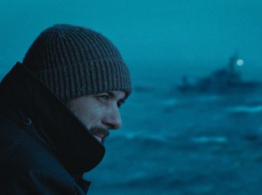 Robert Palka blickt in einer Szene von 