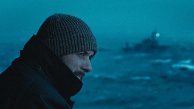 Robert Palka blickt in einer Szene von "Heweliusz" auf das stürmische Meer.