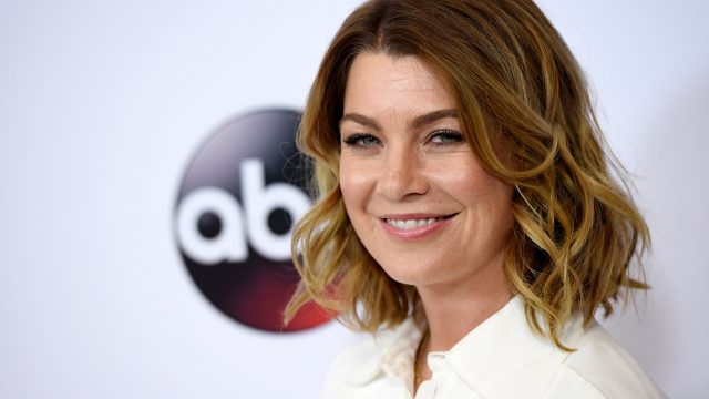 Nahaufnahme von Ellen Pompeo. Im Hintergrund ist das Logo des Senders abc zu sehen.