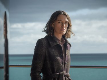 Produktionsstandbild von Keira Knightley auf einem Schiff im Film „The Women in Cabin 10“.