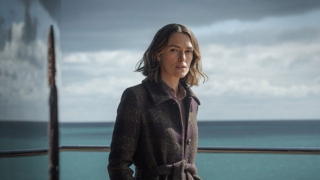 Produktionsstandbild von Keira Knightley auf einem Schiff im Film „The Women in Cabin 10“.