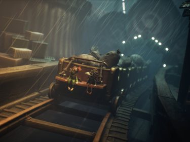 In der Szene aus dem Little Nightmares 3-Tipps-Artikel sitzen Low und Alone in einem offenen Minenwagen, der bei starkem Regen über wackelige Schienen rollt.