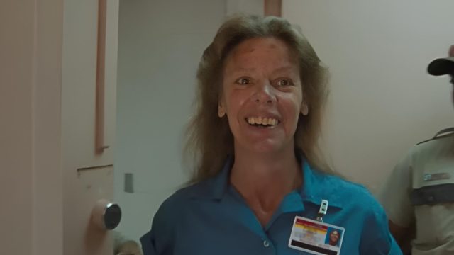 Aileen: Queen of the Serial Killers: Aileen Wuornos schaut lachend nach links, während sie Gefägniskleidung trägt.