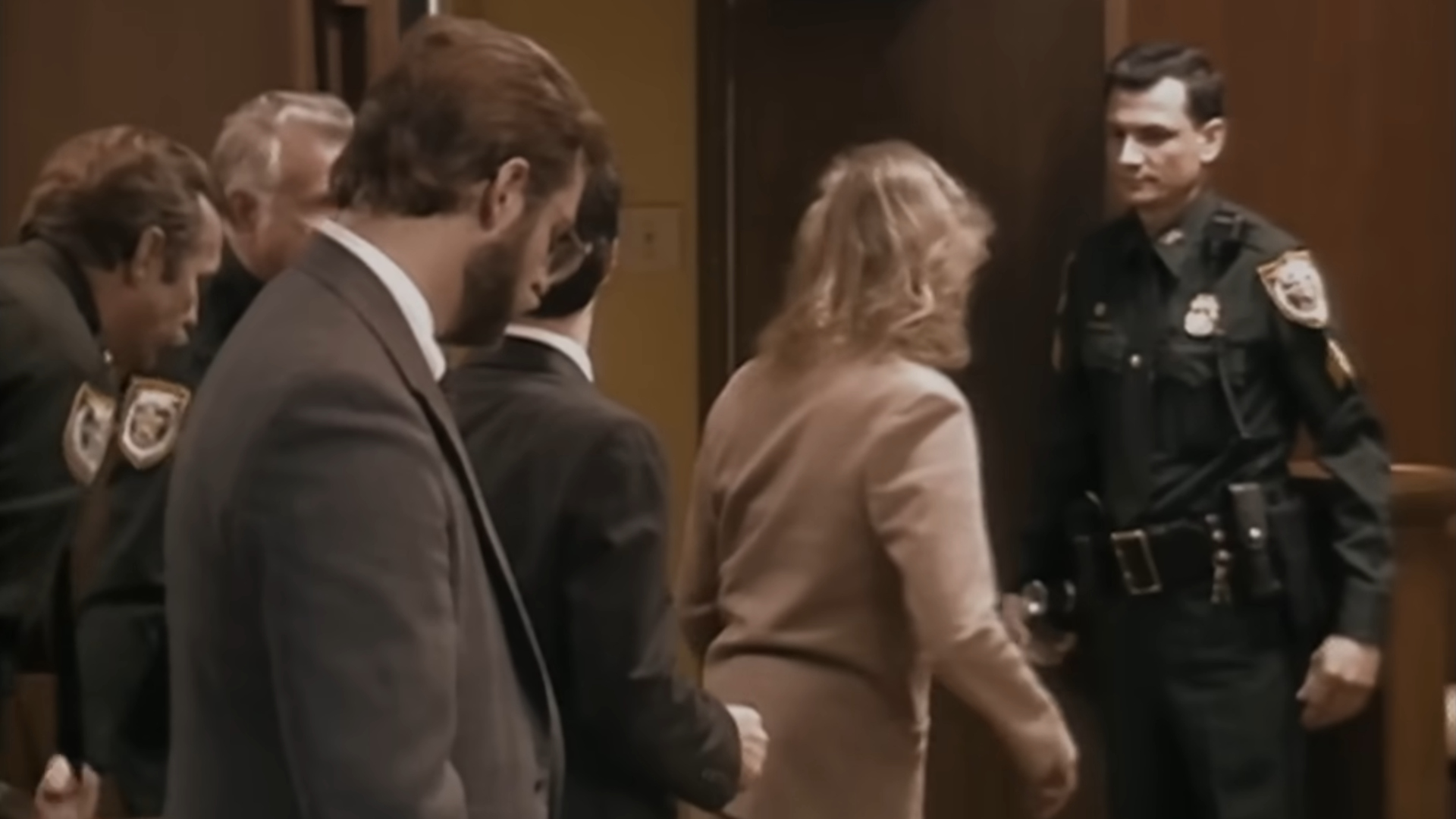 Aileen: Queen of the Serial Killers: Mehrere Menschen in einem Gerichtssaal, darunter Polizisten, Zeugen und Anwälte.