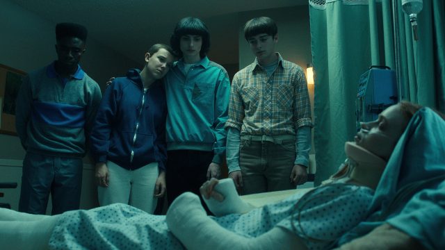 Caleb McLaughlin als Lucas Sinclair, Millie Bobby Brown als Eleven, Finn Wolfhard als Mike Wheeler, Noah Schnapp als Will Byers und Sadie Sink als Max Mayfield in einer Szene aus "Stranger Things".