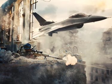 Ein Kampfflugzeug aus „Battlefield 6“ fliegt an einem Soldaten vorbei, der aus einer Gebäuderuine heraus mit einem Scharfschützengewehr schießt.