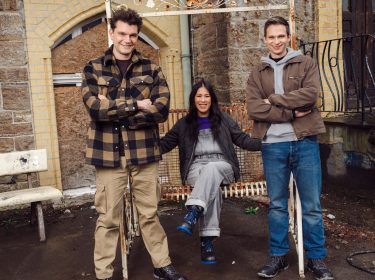 Gruppenfoto des neuen Moderatorenteams Mai Thi Nguyen-Kim, Lutz van der Horst und Fabian Köster.