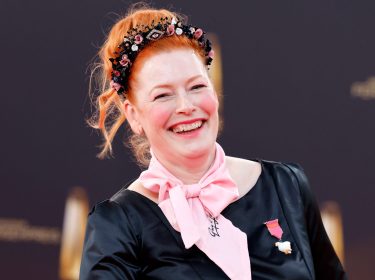 Moderatorin Enie van de Meiklokjes beim Deutschen Fernsehpreis 2025