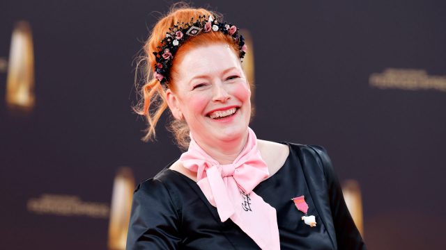 Moderatorin Enie van de Meiklokjes beim Deutschen Fernsehpreis 2025