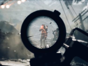 Ein:e Spieler:in beobachtet eine Person im Zielfernrohr einer Waffe.