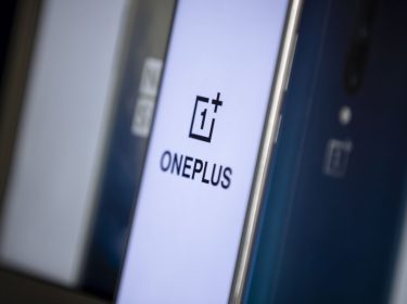 OnePlus-Smartphones sind in einem Shop in Ankara, Türkei, ausgestellt.