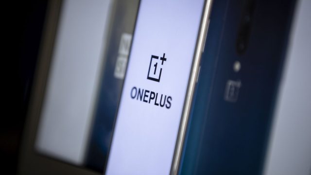 OnePlus-Smartphones sind in einem Shop in Ankara, Türkei, ausgestellt.