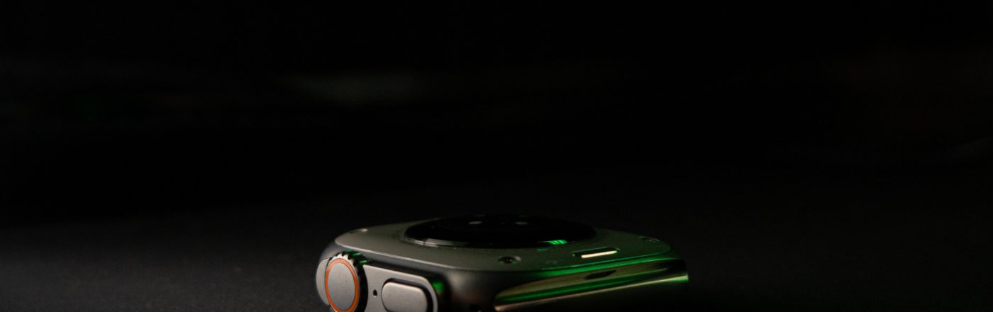 Das Gehäuse einer Apple Watch Ultra im diffusen Licht.