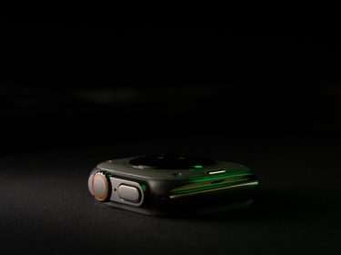 Das Gehäuse einer Apple Watch Ultra im diffusen Licht.