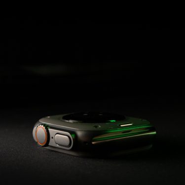 Das Gehäuse einer Apple Watch Ultra im diffusen Licht.