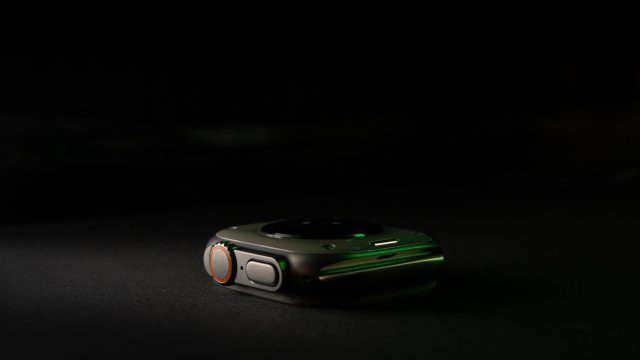 Das Gehäuse einer Apple Watch Ultra im diffusen Licht.