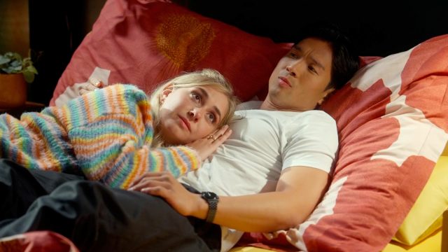 Ein Liebespaar sitzt in einer Szene von "Rote Rosen"-Folge 4231 auf einem Bett.