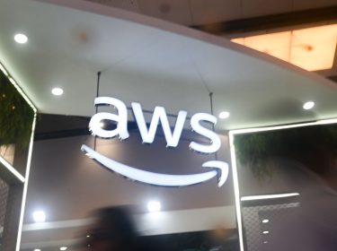 Das AWS-Logo ist auf einer Messe in Indien zu sehen
