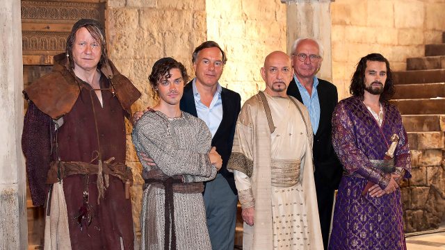 Stellan Skarsgard, Tom Payne, Nico Hofmann, Ben Kingsley, Wolf Bauer und Olivier Martinez am Set von „Der Medicus“.