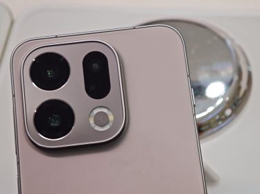 Die rückseitige Kamera des OPPO Find X9-Smartphones ist zu sehen.