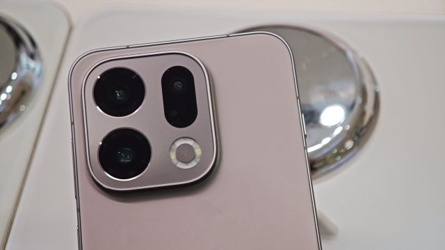 Die rückseitige Kamera des OPPO Find X9-Smartphones ist zu sehen.