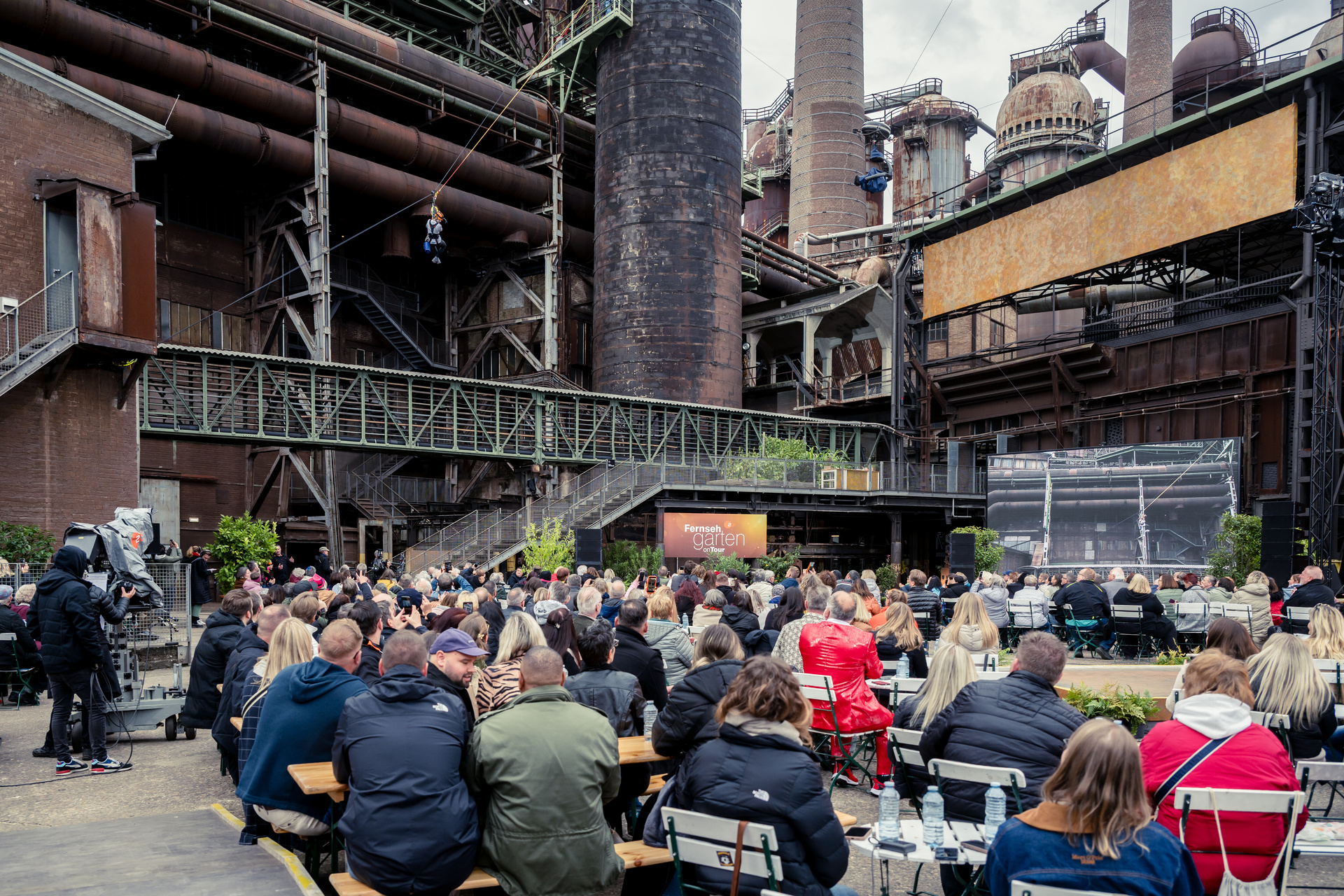 "ZDF-Fernsehgarten on tour": Totale der Location mit Publikum.