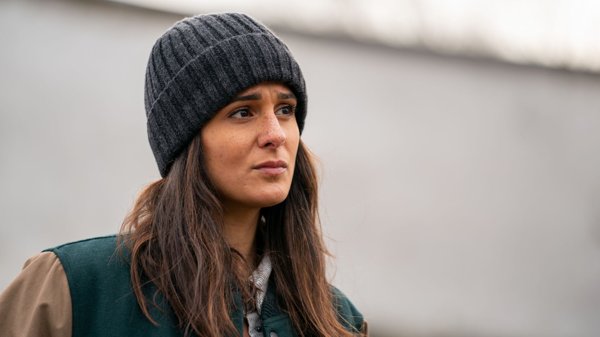 Aybi Era grübelt als Mavi Neumann über einen Fall.