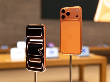 Das iPhone 17 Pro in Orange ist in einem Apple Store in Berlin ausgestellt