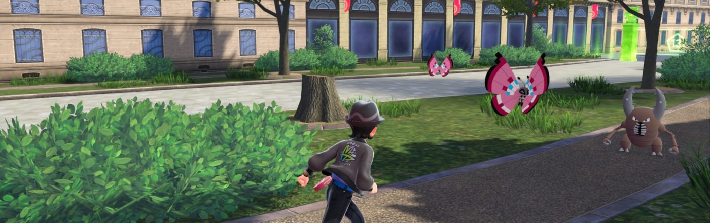 Das Bild in dem Artikel zu den „Pokémon-Legenden: Z-A“-Tipps zeigt wie eine Figur in dunkler Kleidung auf einem Weg entlang rennt, während ein Pokémon in der Nähe auftaucht.