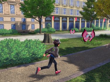 Das Bild in dem Artikel zu den „Pokémon-Legenden: Z-A“-Tipps zeigt wie eine Figur in dunkler Kleidung auf einem Weg entlang rennt, während ein Pokémon in der Nähe auftaucht.