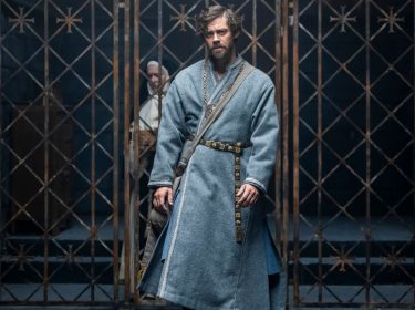 Tom Payne als Rob Cole in einer Szene von 
