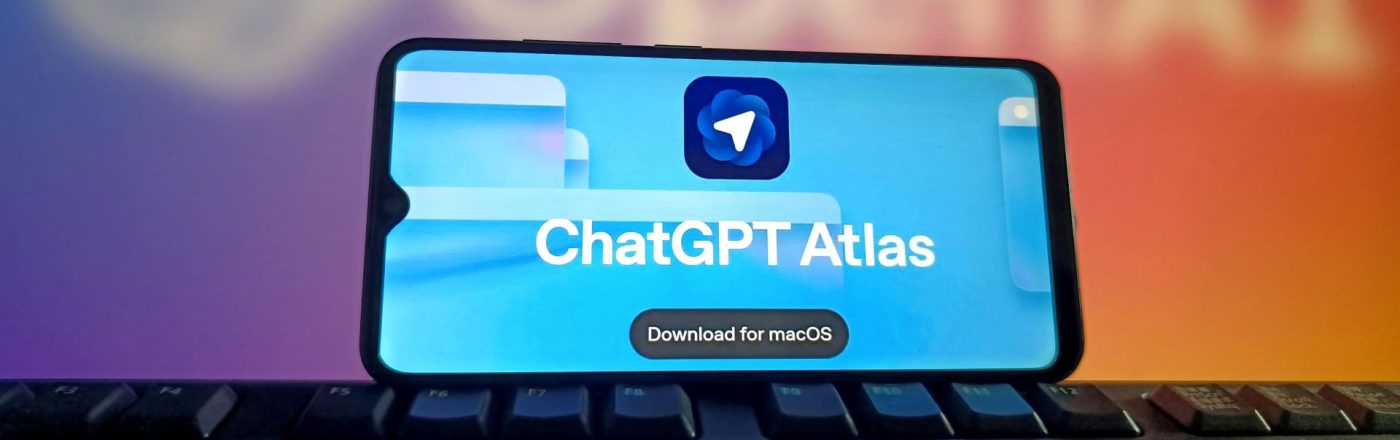 Das Logo von ChatGPT Atlas ist auf dem Display eines Smartphones zu sehen.