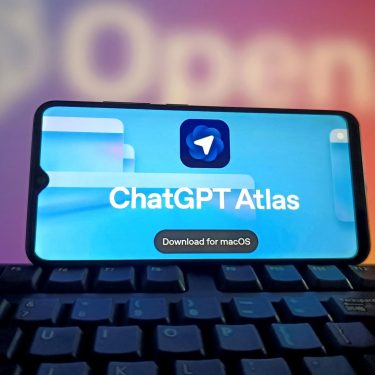 Das Logo von ChatGPT Atlas ist auf dem Display eines Smartphones zu sehen.