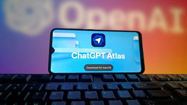 Das Logo von ChatGPT Atlas ist auf dem Display eines Smartphones zu sehen.