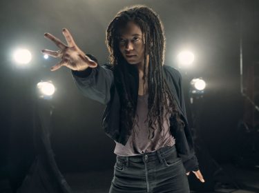 Jaz Sinclair als Marie Moreau in einer Szene von 