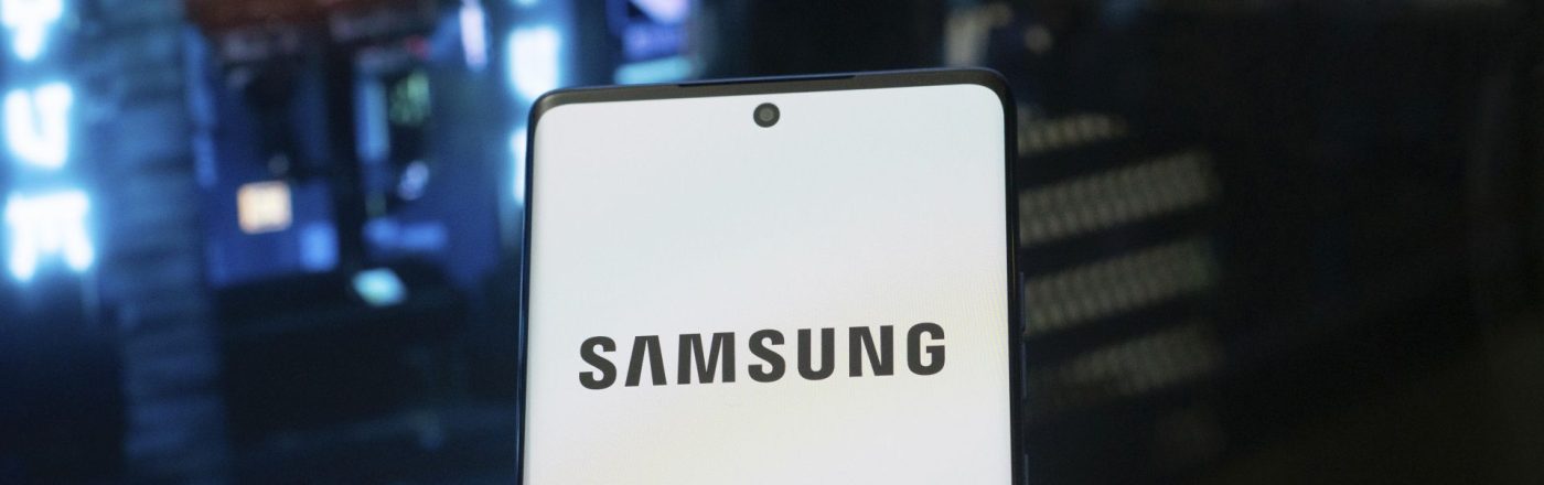 Smartphone mit Samsung-Logo wird in die Kamera gehalten.