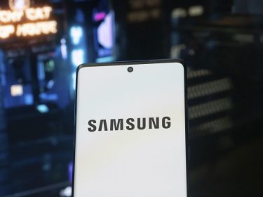 Smartphone mit Samsung-Logo wird in die Kamera gehalten.