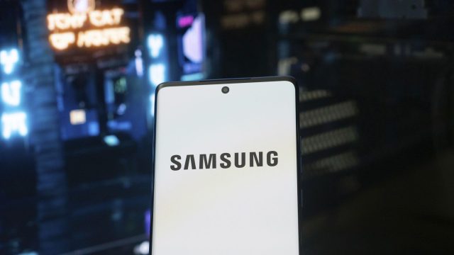 Smartphone mit Samsung-Logo wird in die Kamera gehalten.