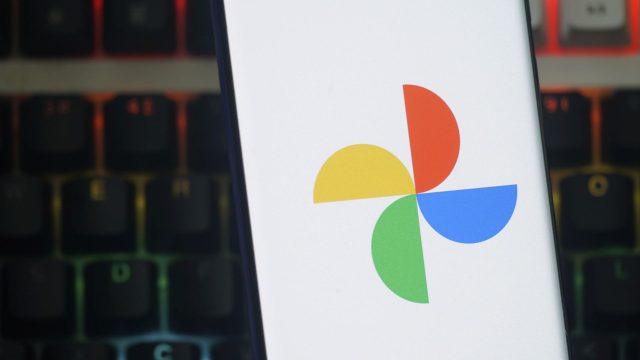 Das Symbol der "Google Fotos"-App ist auf dem Display eines Smartphones zu sehen.