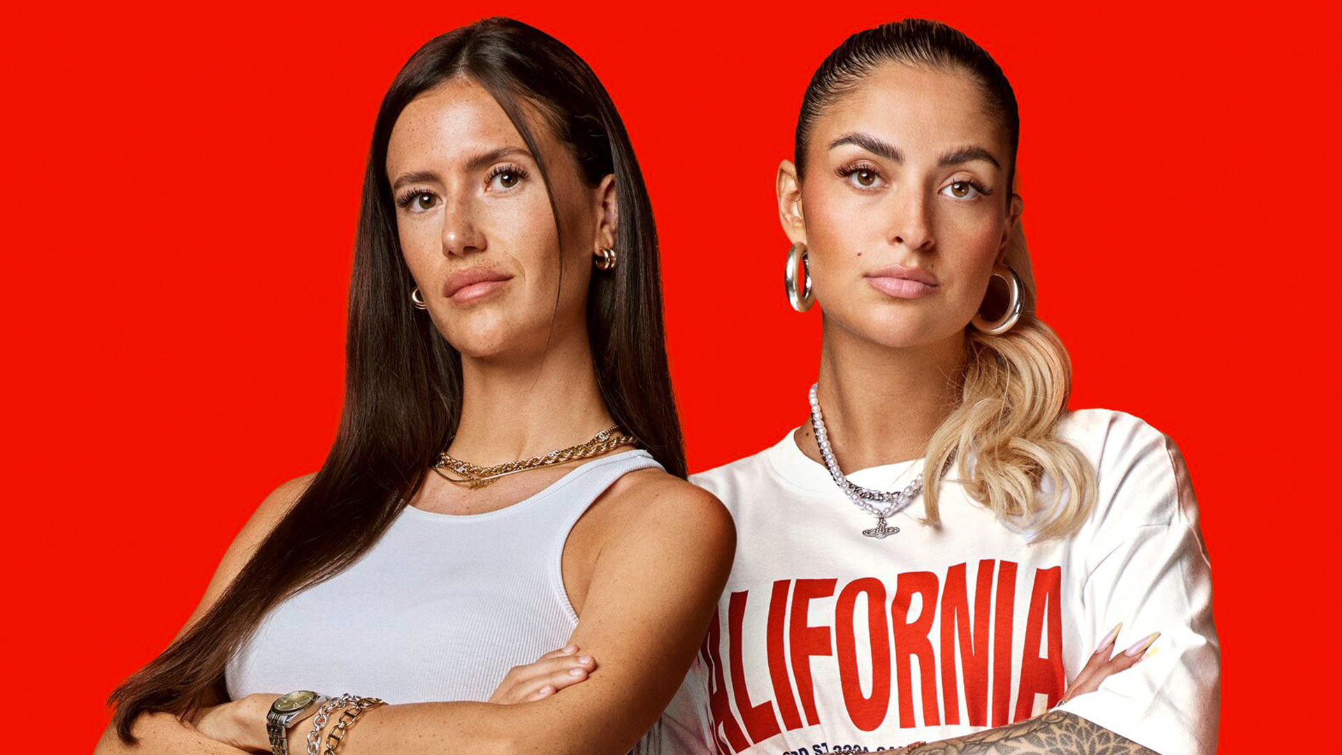 Auf dem Bild zur Sendung Die Abrechnung bei ProSieben posieren zwei Frauen mit verschränkten Armen.