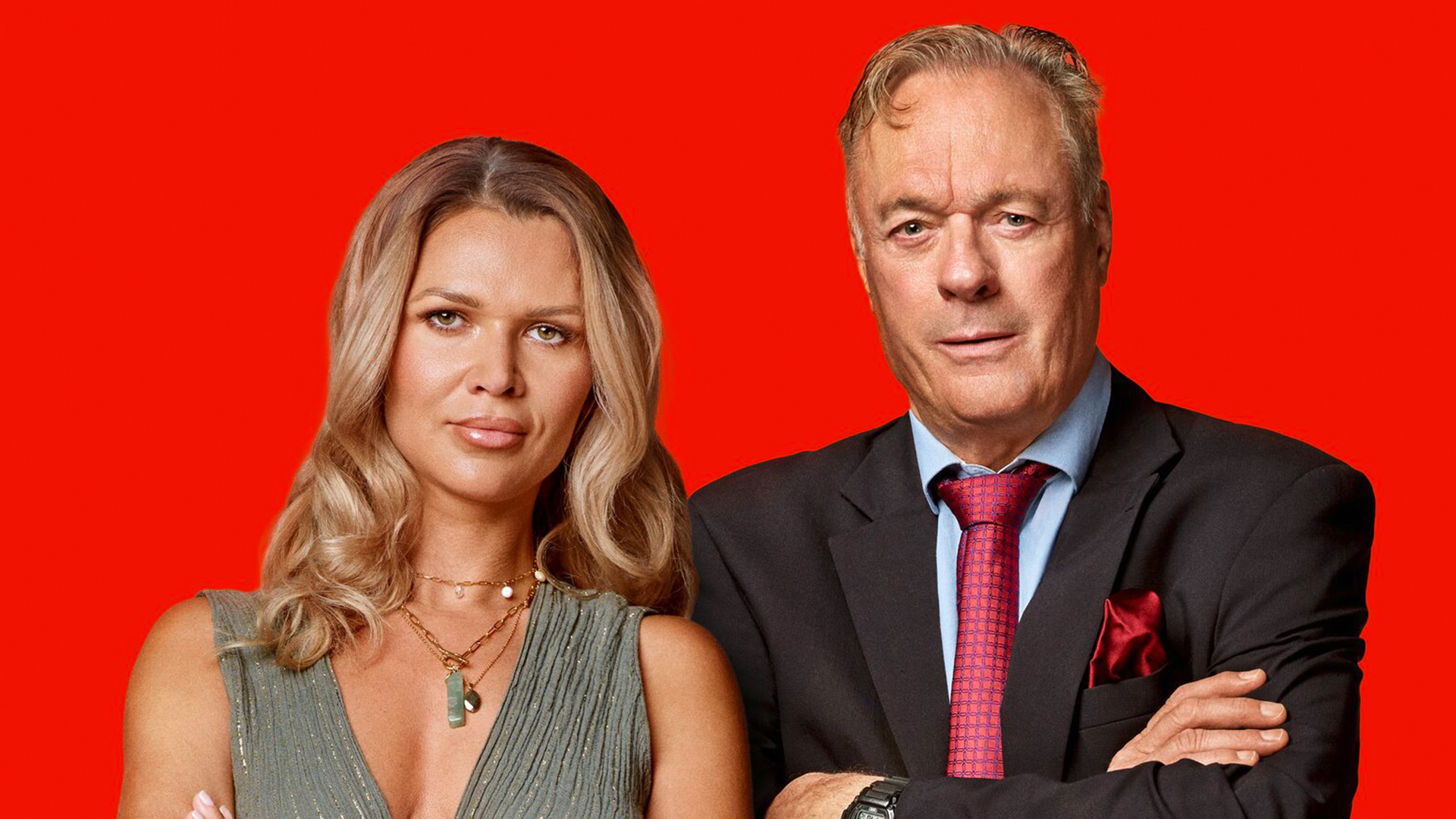 Auf dem Bild zu Die Abrechnung bei ProSieben steht ein Duo: Links steht eine Frau mit blondem Haar, rechts ein Mann im schwarzen Anzug mit roter Krawatte.