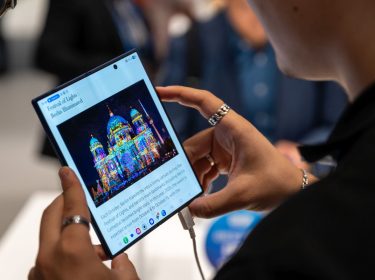 Ein Mann benutzt das Falt-Handy Galaxy Z Fold7 auf der IFA-Messe in Berlin.