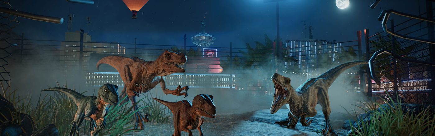 Bei Nacht brechen in Jurassic World Evolution 3 mehrere Raptoren durch einen offenen Zaun aus und rennen auf einen Weg zwischen Stadtlichtern, Flutlicht und einem Jurassic-World-Heißluftballon zu. Dunst, Mondlicht und aggressive Körpersprache erzeugen Spannung. Jurassic World Evolution 3-Tipps empfehlen Sicherheitsmaßnahmen, um gefährliche Ausbrüche wie diesen zu verhindern.