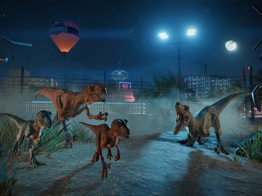 Bei Nacht brechen in Jurassic World Evolution 3 mehrere Raptoren durch einen offenen Zaun aus und rennen auf einen Weg zwischen Stadtlichtern, Flutlicht und einem Jurassic-World-Heißluftballon zu. Dunst, Mondlicht und aggressive Körpersprache erzeugen Spannung. Jurassic World Evolution 3-Tipps empfehlen Sicherheitsmaßnahmen, um gefährliche Ausbrüche wie diesen zu verhindern.