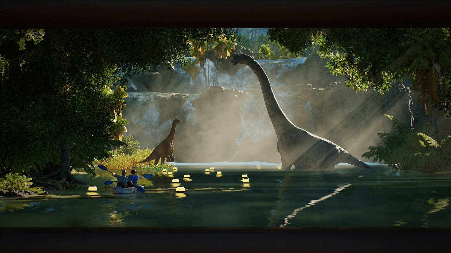 In dieser Szene aus dem Spiel Jurassic World Evolution 3 paddeln zwei Personen in einem Kanu durch einen nebligen Dschungelfluss. Vor ihnen tauchen zwei große Dinosaurier inmitten einer idyllischen Landschaft mit Wasserfall und Lichtstrahlen auf. Die Jurassic World Evolution 3-Tipps veranschaulichen hier die eindrucksvolle Atmosphäre und visuelle Gestaltung des Spiels.