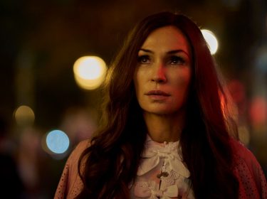 Famke Janssen blickt in einer Szene von 