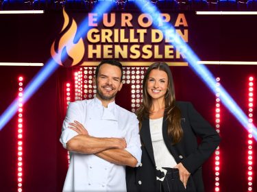 Steffen Henssler und Moderatorin Laura Wontorra posieren vor dem Logo der Sendung