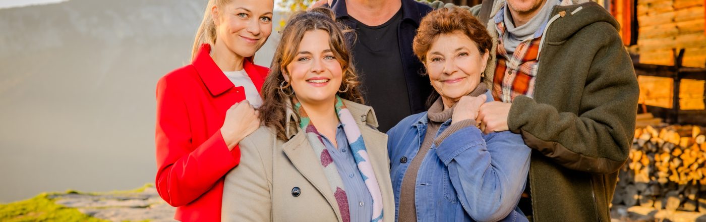 Gruppenbild der Schauspierler:innen Die Schauspielerinnen und Schauspieler Hilde Dalik, Ronja Forcher, Hans Sigl, Monika Baumgartner und Heiko Ruprecht.